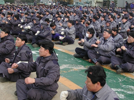 오후 1시부터 조합원 600여명이 모여 추모집회를 열고 있다. 